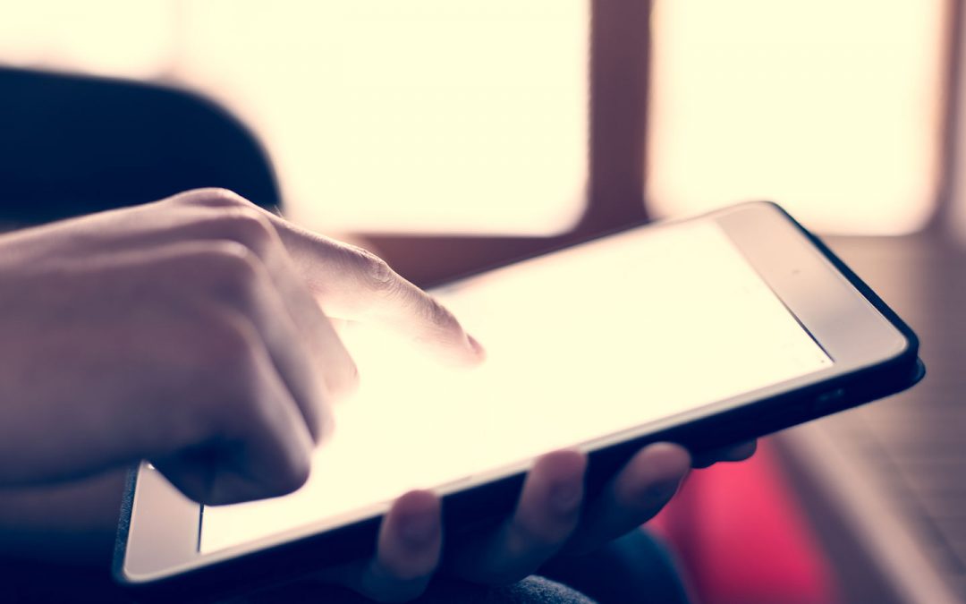 Person tippt auf iPad